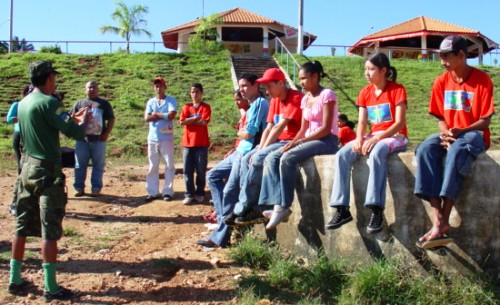 Alunos do Programa Agentes Jovens fazem limpeza no rio Candeias