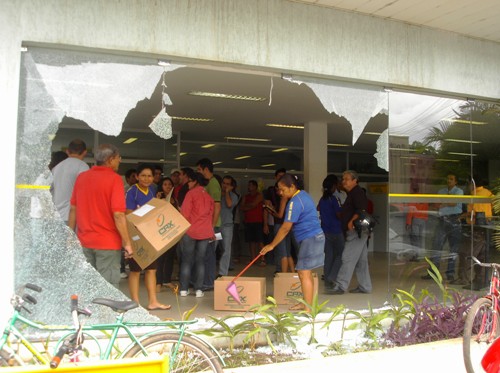 Tentativa de assalto ao Banco do Brasil acaba em tiroteio - Confira álbum de fotos