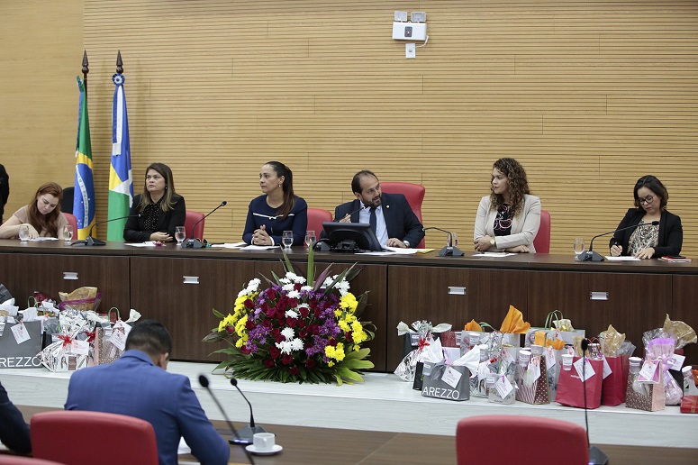 DURANTE HOMENAGEM: ALE anuncia projeto que proíbe empregar condenados pela Lei Maria da Penha