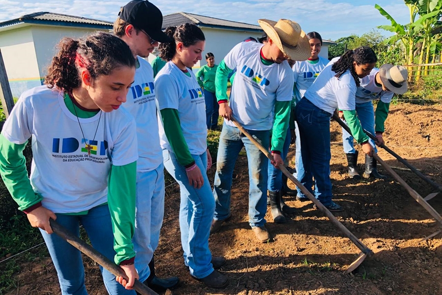 ENSINO TÉCNICO: Alunos da educação rural aprendem com a rotina do campo