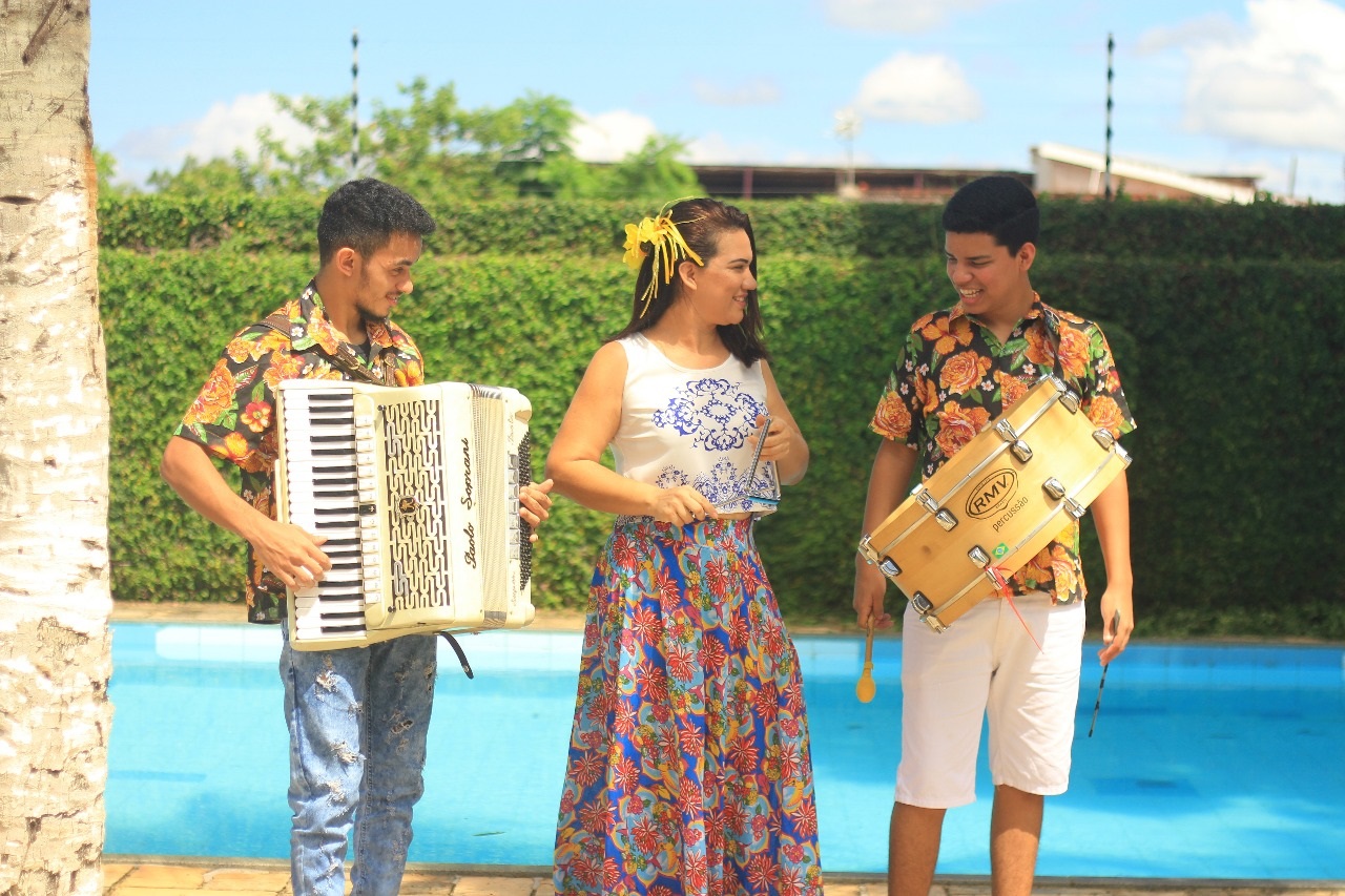 PÉ DE SERRA: Esquenta de São João com o trio  Oxe Maninho