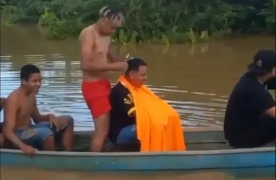 CRIATIVIDADE: Barbeiro acreano corta cabelo em canoa para não perder clientela