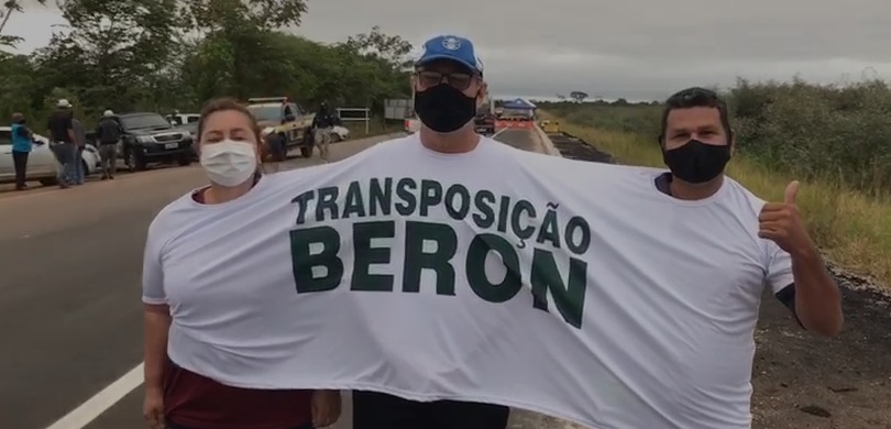 NA PONTE: Funcionários do antigo Beron aproveitam presença de Bolsonaro para protestar