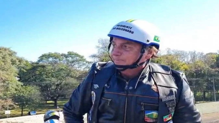 PRESIDENTE: Bolsonaro participa de motociata com apoiadores em Porto Alegre