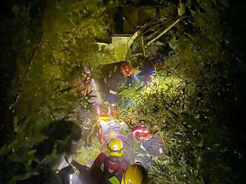 TRAGÉDIA: Durante chuva forte ônibus cai em barranco e mata 8 pessoas