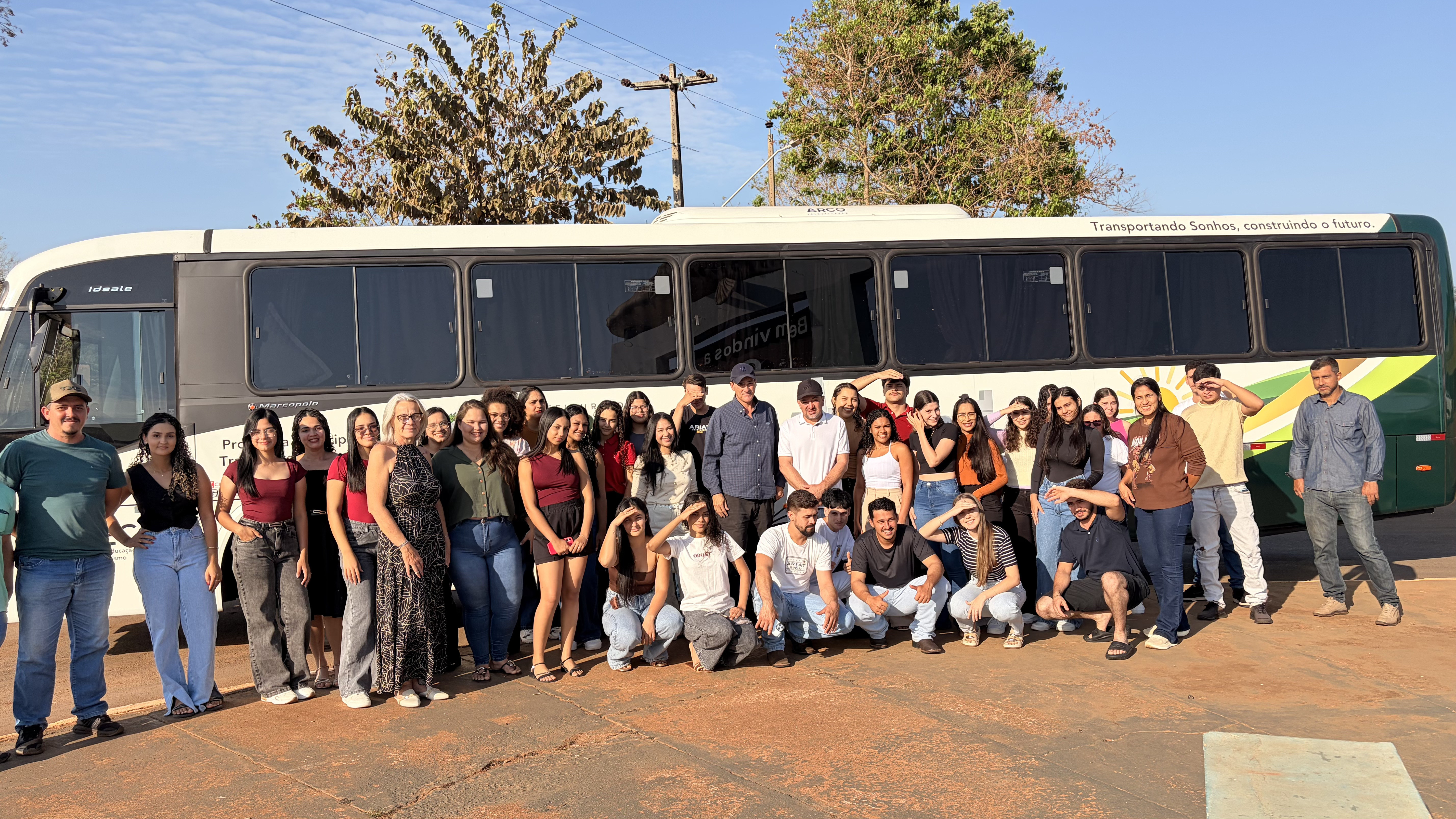 JAIME BAGATTOLI: Senador entrega ônibus para universitários de Cabixi