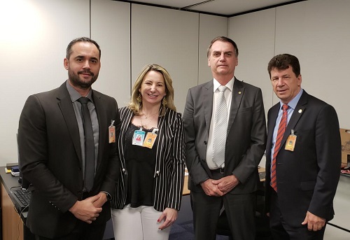 CORTESIA: Ivo Cassol e Jaqueline Cassol fazem visita ao presidente eleito Jair Bolsonaro