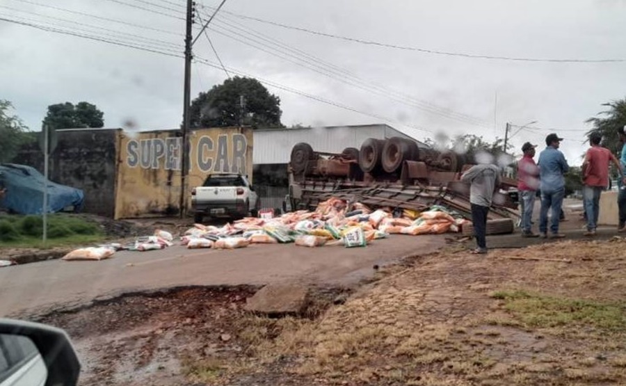 COLORADO DO OESTE: Caminhão carregado de ração perde freios e tomba no centro