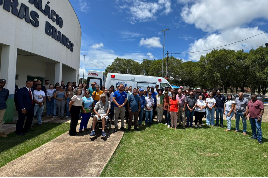 SILVIA CRISTINA: Governador Jorge Teixeira recebe ambulância, assegurada pela deputada federal 