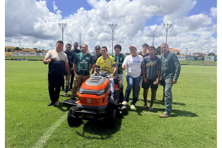 CÁSSIO GOIS: Associação de Rolim de Moura recebe trator cortador de grama 
