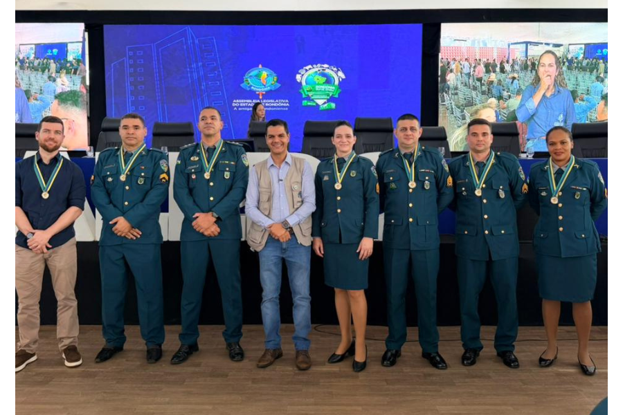 CÁSSIO GOIS: Deputado homenageia policiais do 2º Pelotão de Espigão com Medalha do Mérito