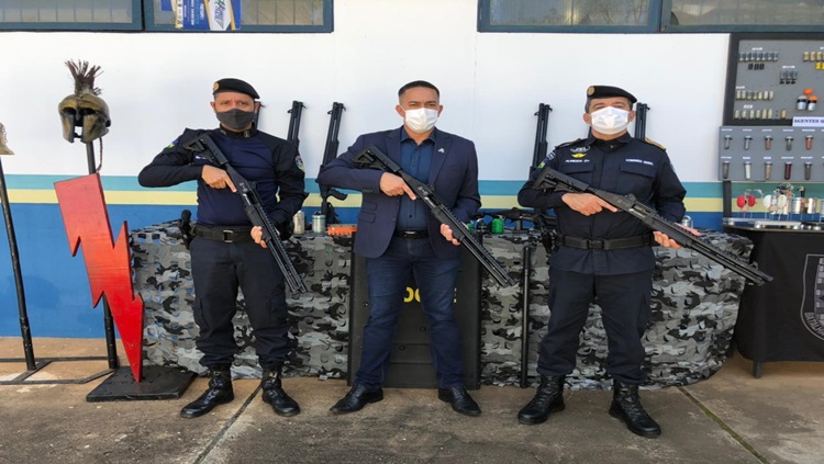 EM RONDÔNIA: Eyder Brasil entrega armamento ao batalhão de choque