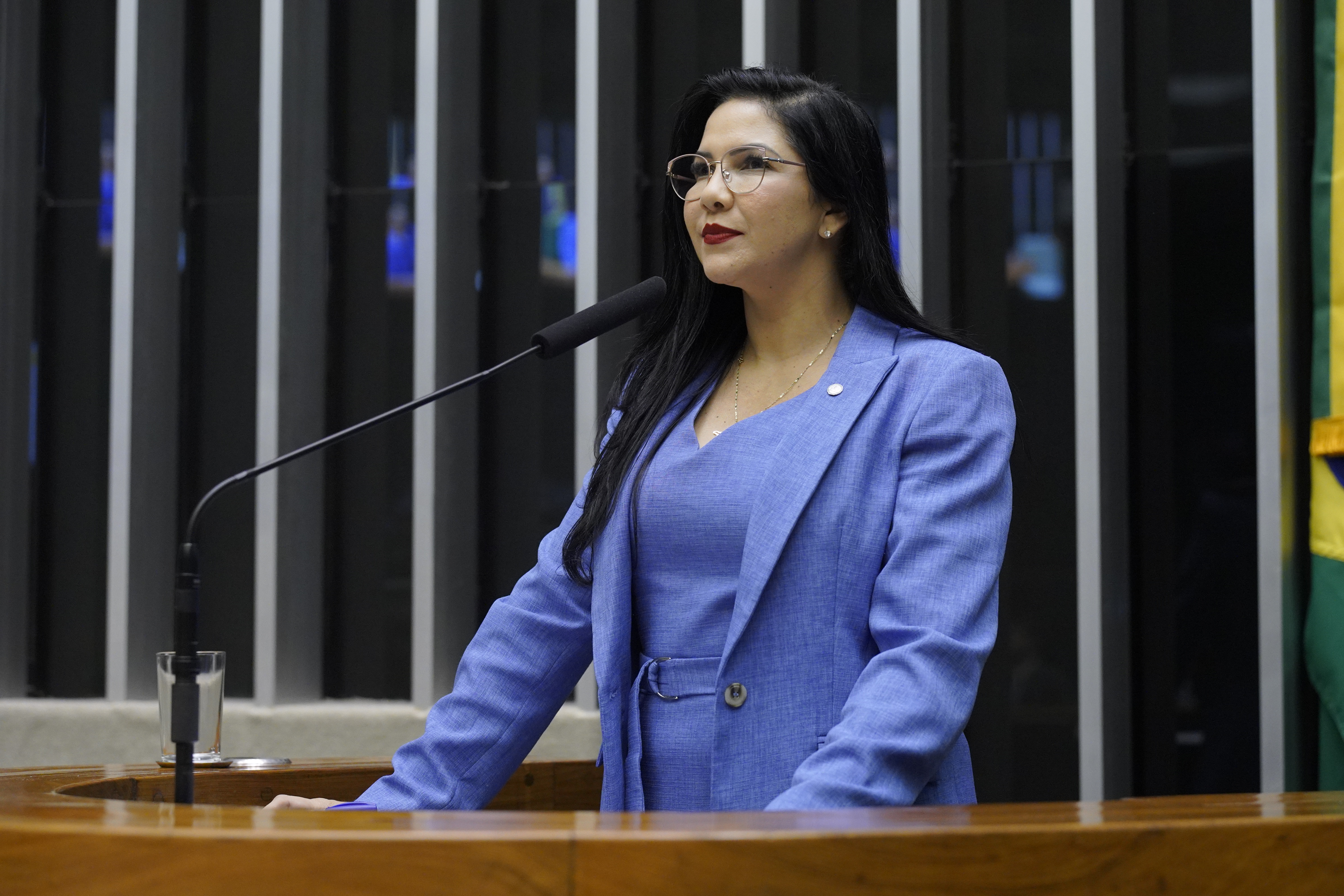 CRISTIANE LOPES: Deputada Vota a Favor de Vale-Refeição para Entregadores de Aplicativo