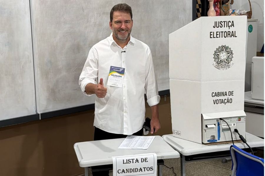 ELEIÇÕES 2026: Alex Redano vota em Ariquemes ao lado da família e reafirma compromisso com RO
