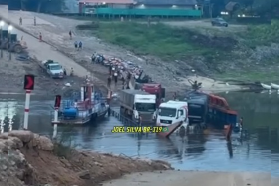 PERDAS E TRANSTORNOS: Balsa afunda e interrompe travessia no rio Igapó-Açu, na BR-319