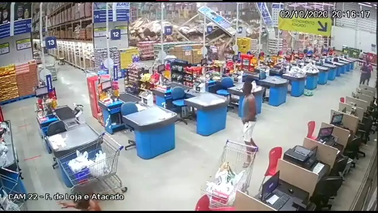 VEJA O VÍDEO: Prateleiras gigantes de supermercado desabam sobre clientes 