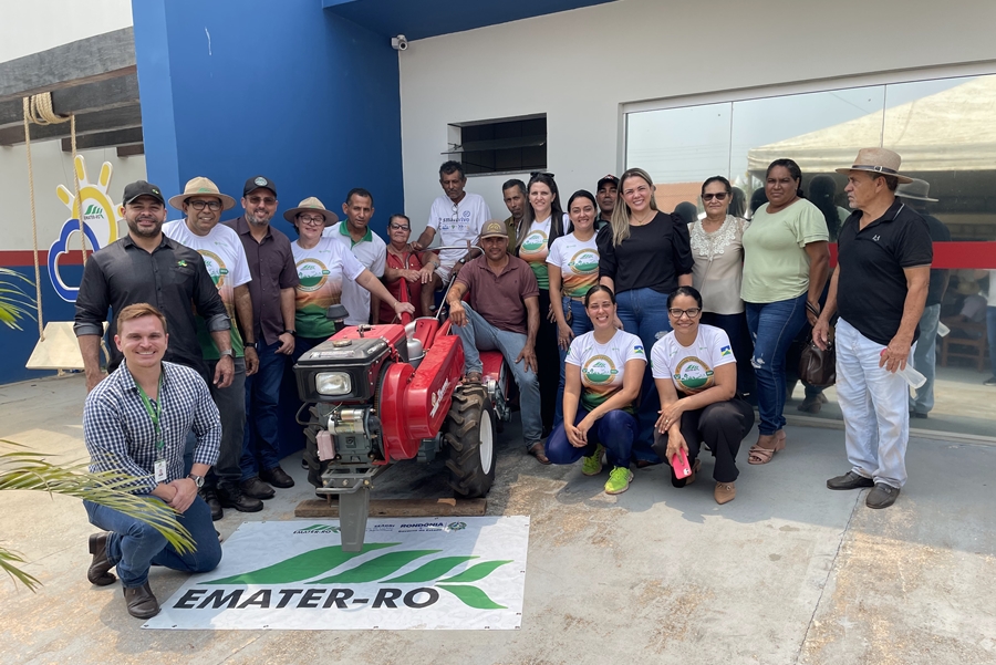 CLÁUDIA DE JESUS: Em Mirante da Serra, deputada faz entrega de implementos agrícolas