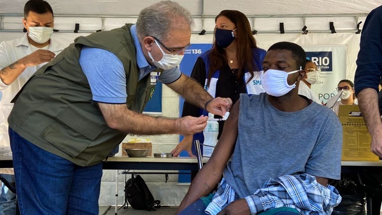 IMUNIZAÇÃO: Brasil aplica mais de 2,56 milhões de doses de vacina contra covid-19 em 24h