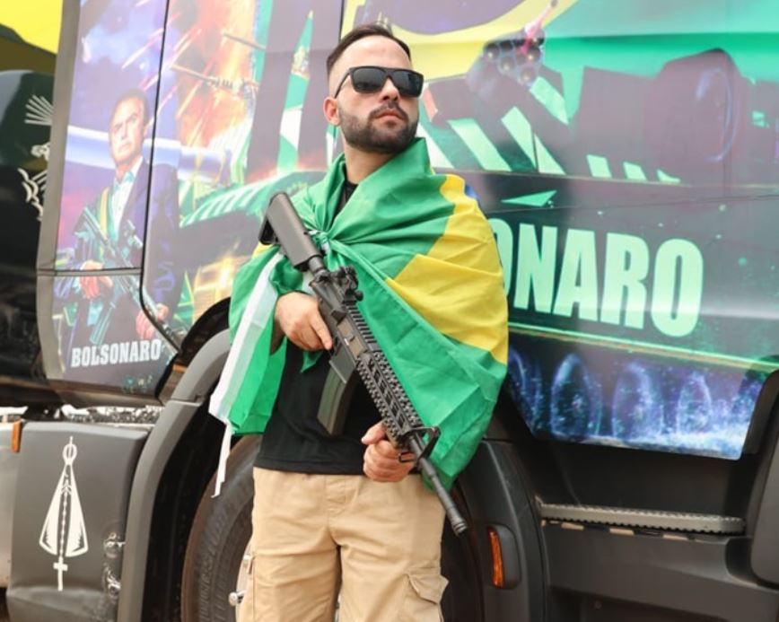 JUSTIÇA ELEITORAL: Cabo bolsonarista que tirou fotos com fuzil e crianças deve apagar postagens