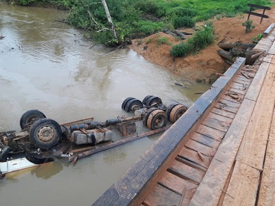 LAMENTÁVEL: Caminhão cai em rio e motorista morre afogado