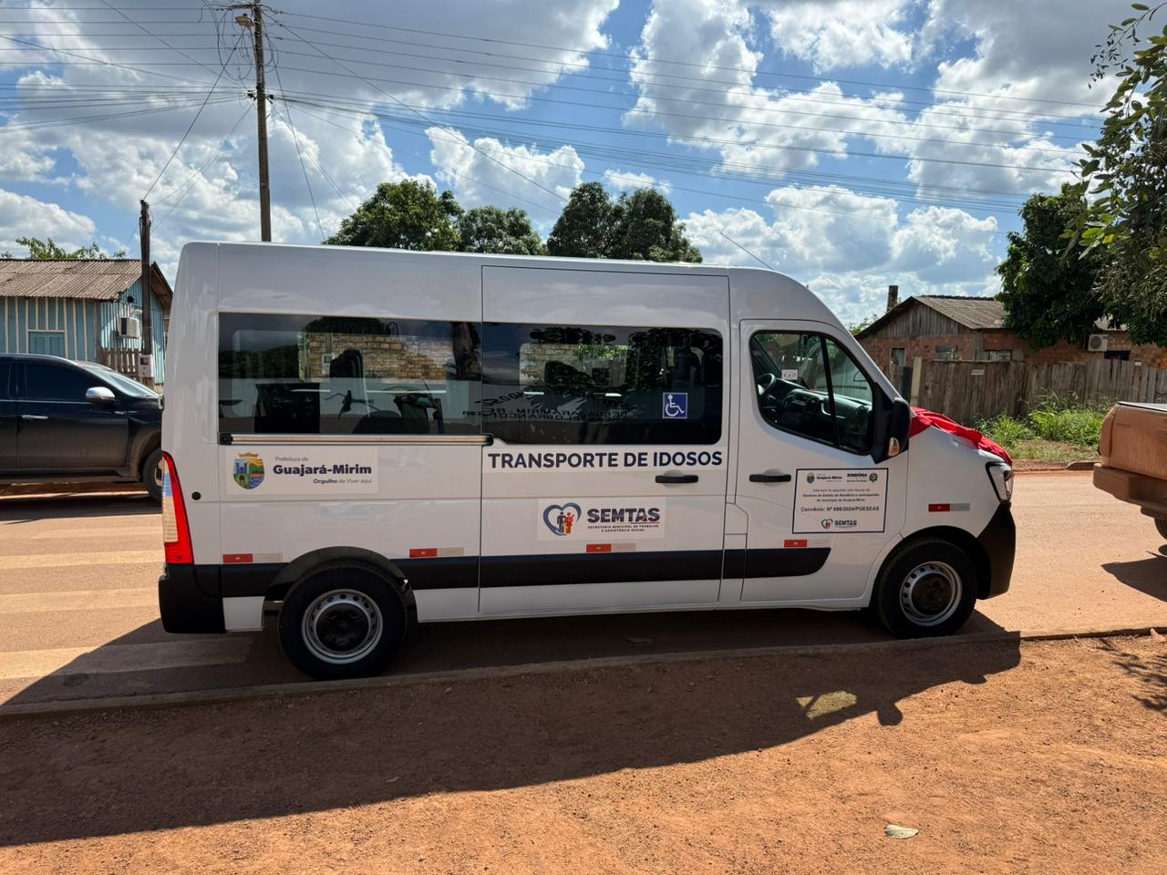 TAISSA SOUSA: Deputada entrega van de R$ 300 mil para idosos de Guajará-Mirim