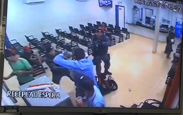 VÍDEO: Veja o momento que policiais impedem que homem mate ex-mulher e filha