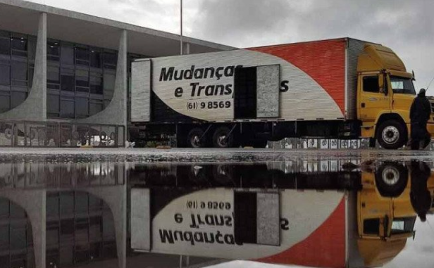 FIM: Caminhão de mudança chega ao Planalto para levar pertences de Bolsonaro