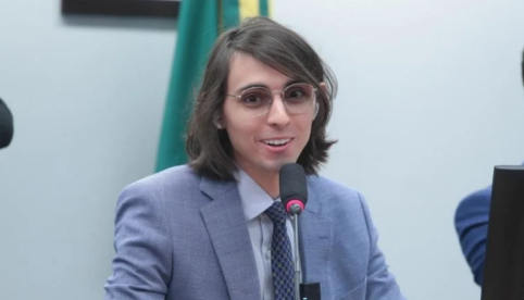 CÂMARA DOS DEPUTADOS: Amom anuncia PEC que transforma vereadores em conselheiros sem salário