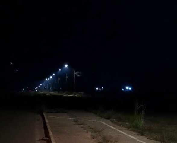 PERIGO: Moradores denunciam escuridão e insegurança na Estrada dos Periquitos 