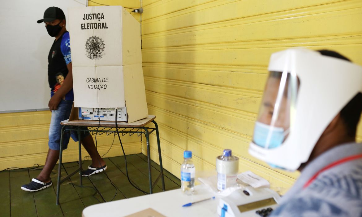DE NOVO: TSE proíbe celular mesmo desligado na cabine de votação