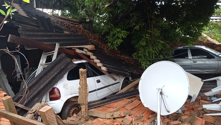 PREJUÍZOS: Ventania arranca estrutura metálica de galpão e destrói casas e veículos