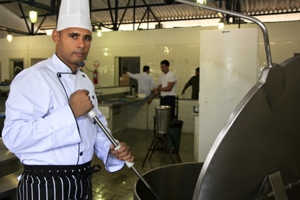 TAIFEIROS: Comando da Aeronáutica abre concurso para arrumador e cozinheiro