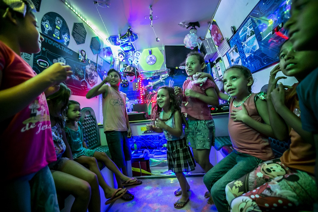 CINEMATOGRÁFICO: Projeto leva em uma van a magia do cinema para as crianças de RO