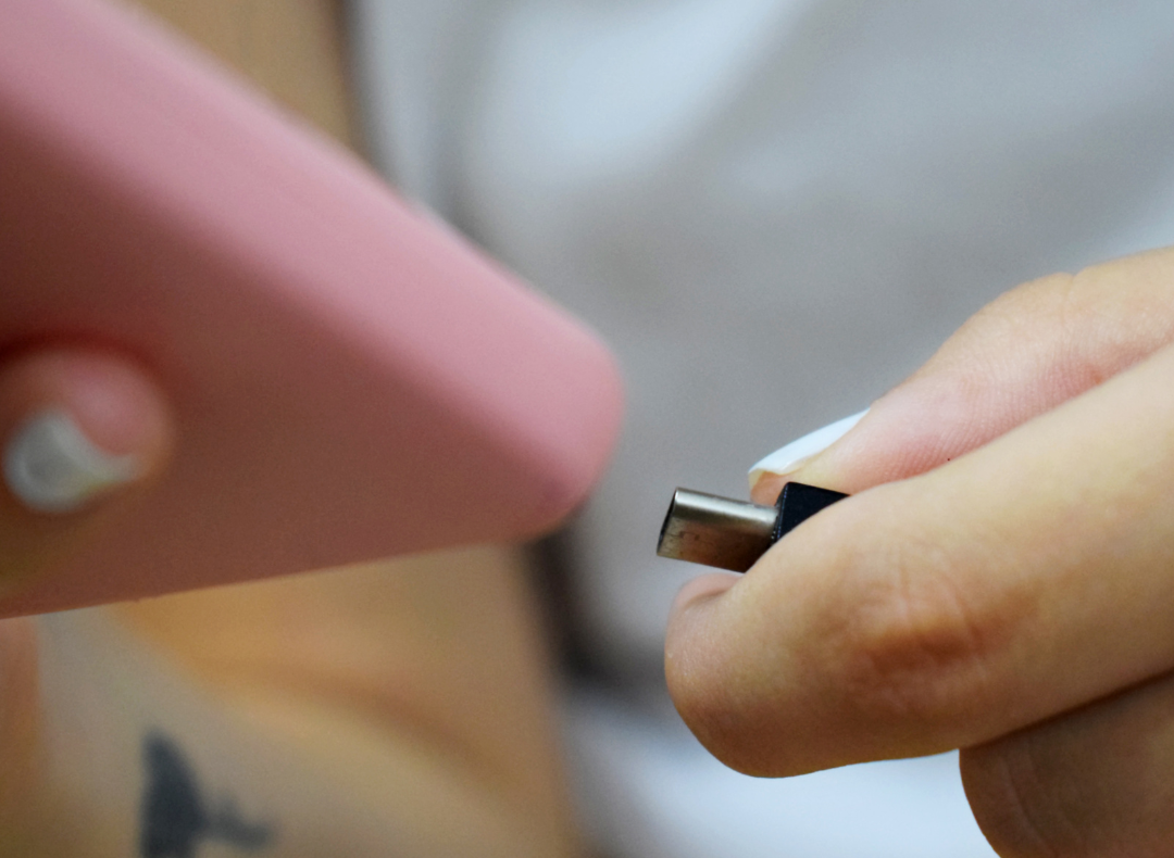 CELULAR: Orientações da Energisa para evitar choques elétricos