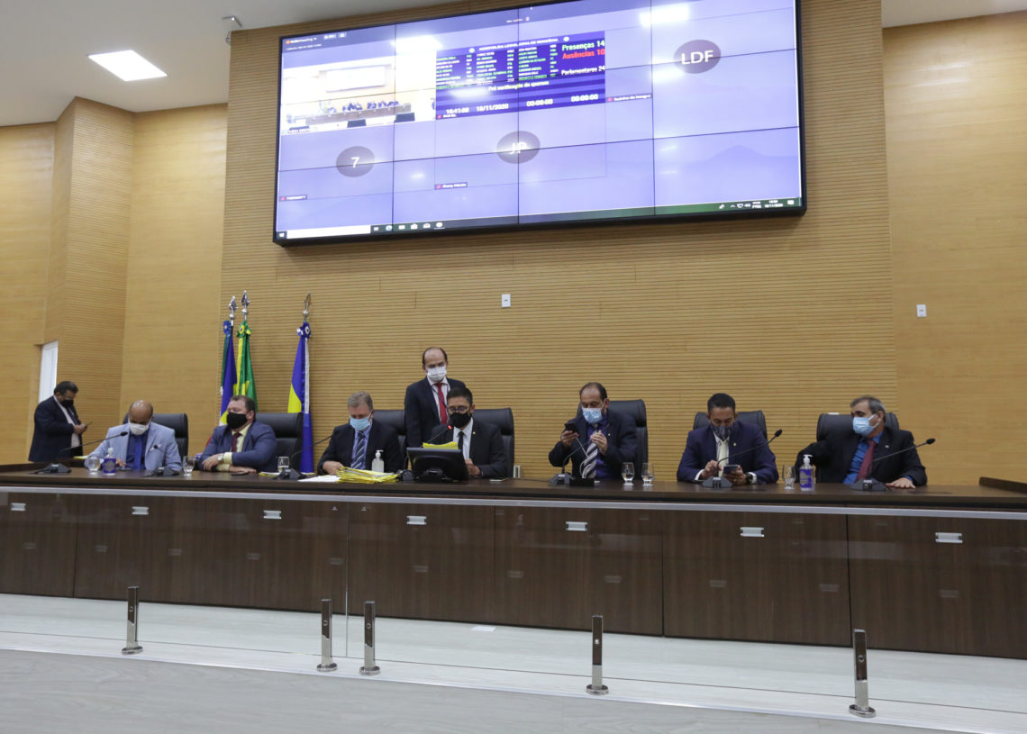 CASA DE LEIS: Em sessão extraordinária, deputados aprovam projetos