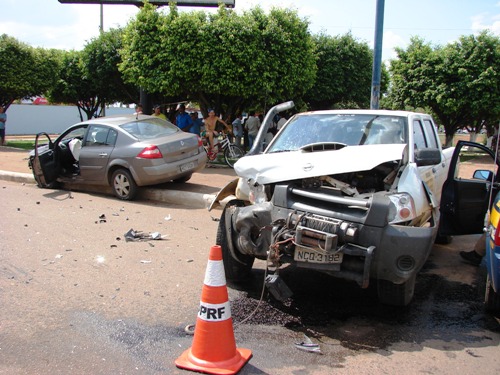 Carro oficial do Ibama presta socorro à uma mulher e colide com veículo de repórter-fotográfico - Veja fotos 