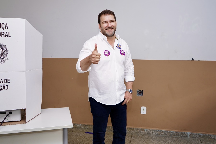ELEIÇÕES 2022: Alex Redano vota em Ariquemes, agradece apoio e diz estar confiante em reeleição