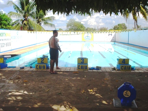 Empresários, piscineiros e químicos entram em conflito no tratamento de águas em piscinas - Confira fotos