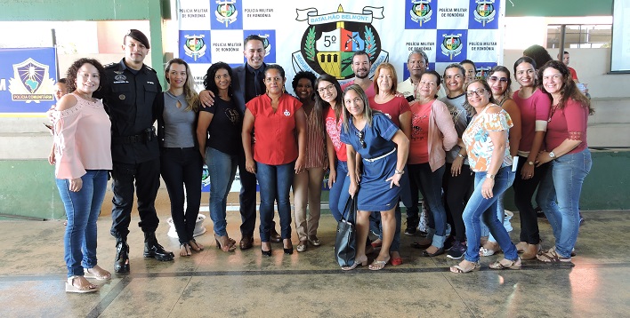 PM NA ESCOLA: Eyder Brasil participa da entrega de certificados na escola Maria Carmosina