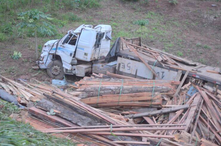 LOMBADA: Motorista perde o controle e carreta carregada de madeira cai em ribanceira