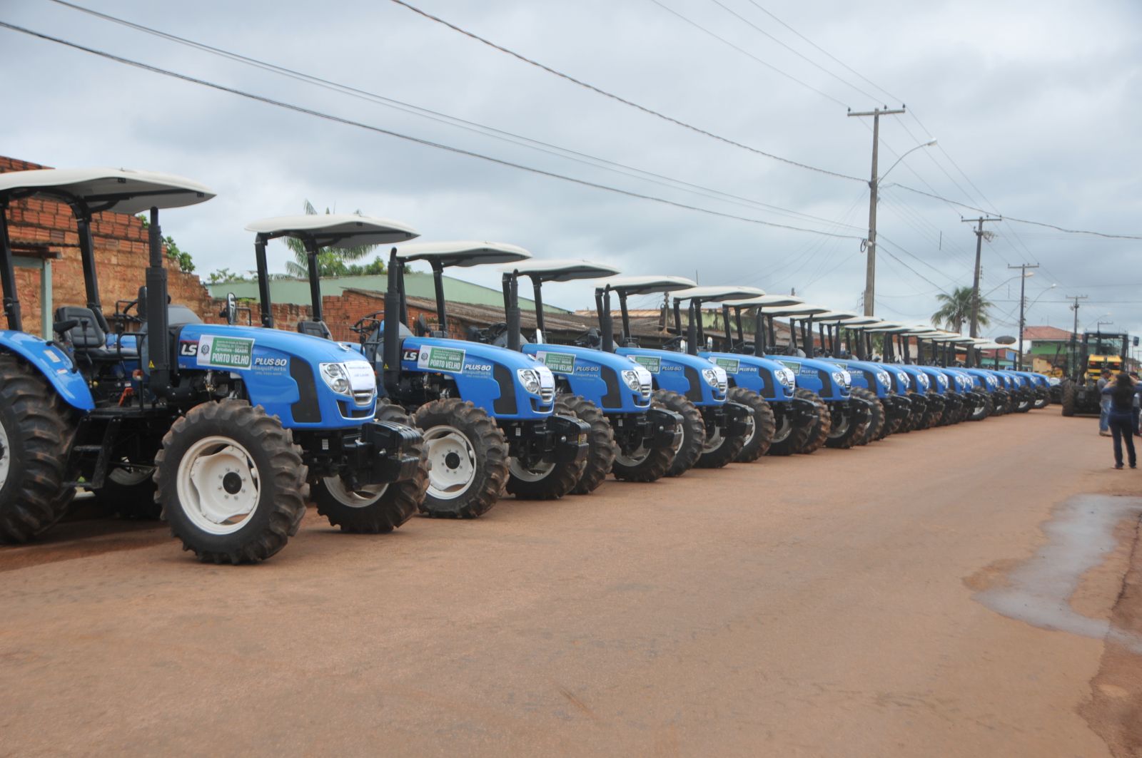 PORTEIRA ADENTRO: Prefeitura entrega tratores para fomentar programa
