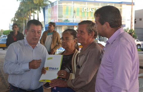 PARCERIAS: Edson Martins participa de entrega de títulos em Cerejeiras