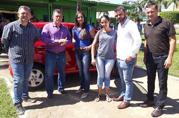 RECURSO: Deputado Edson Martins participa de entrega de veículo em Monte Negro