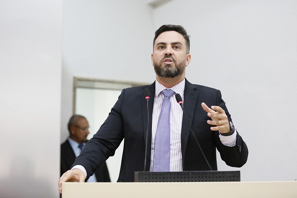 PORTO VELHO: Léo Moraes apoia ação social na Escola Capitão Cláudio Manoel da Costa