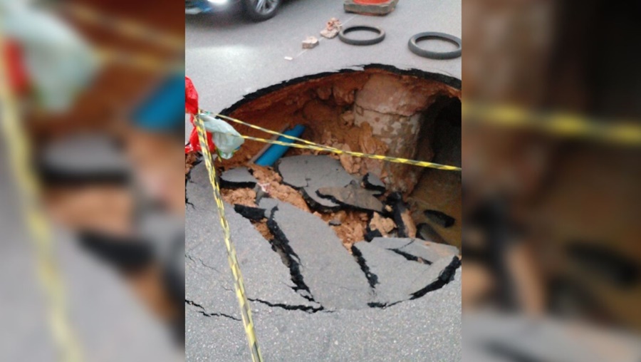 PERIGO: Cratera se abre na avenida Farquar e população improvisa sinalização