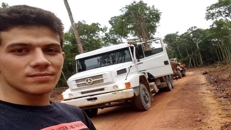 DESPENCOU: Jovem morre após caminhão carregado de toras de madeira cair da ponte