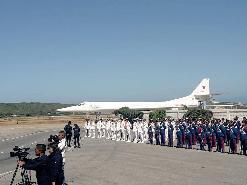 ALERTA: Bombardeiros estratégicos russos Tu-160 pousam na Venezuela