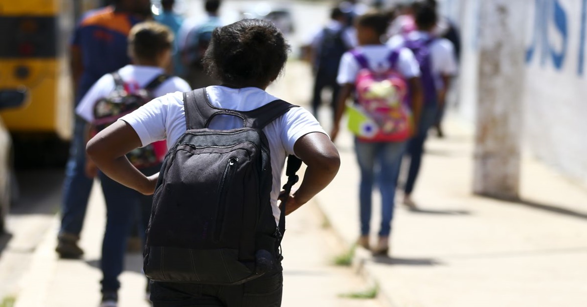 LAMENTÁVEL: Mais de 650 mil crianças saíram da escola em três anos
