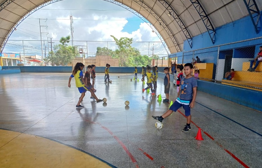 GRATUITA: Escolinha de futsal na quadra do Nacional está com inscrições abertas