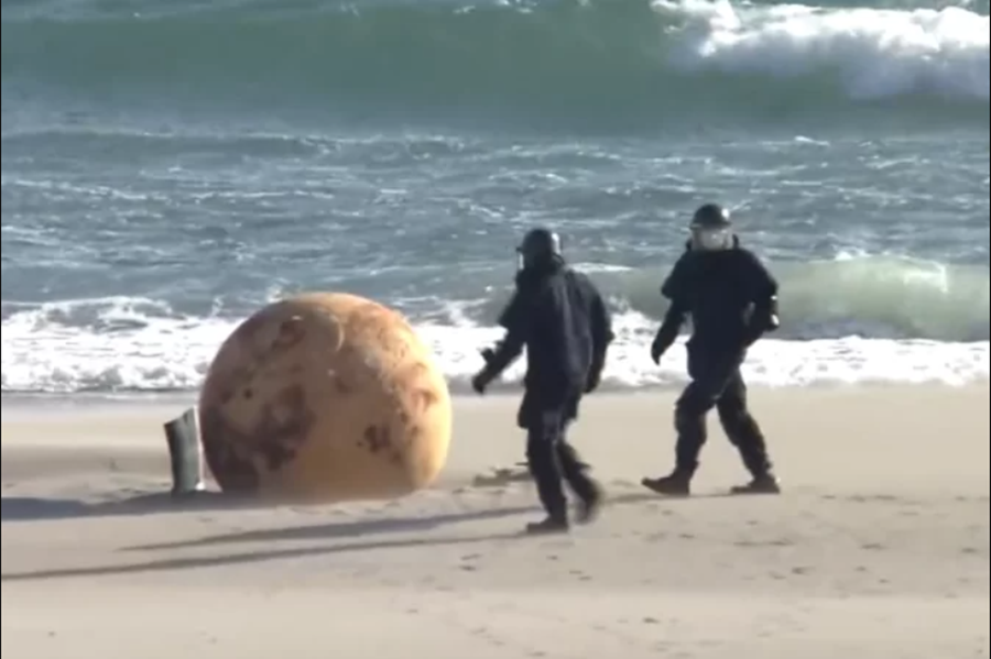 INVESTIGAÇÃO: Bola misteriosa aparece em praia no Japão e polícia é acionada